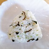 わかめふりかけと塩昆布とごまのおにぎり